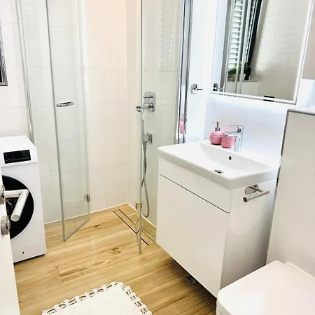 Choice With Free Private Parking Close To The Old Town 아파트 *